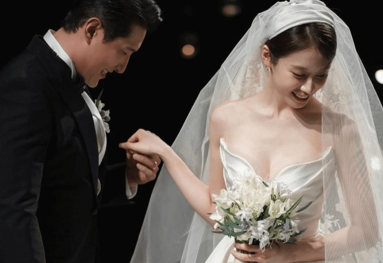 티아라 지연이 입었던
우아한 본식 웨딩드레스_thumbnail